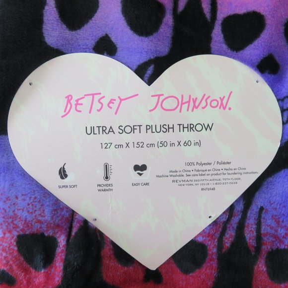 Betsey Johnson Skull Ultra Soft Plush Throw Blanket (50 in x 60in) - Picture 3 of 6